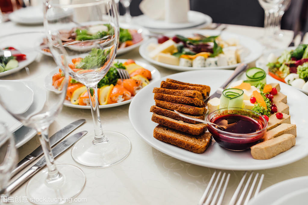 完美聚會前奏 餐飲服務(wù)、銀器與玻璃高腳杯的精細(xì)準(zhǔn)備